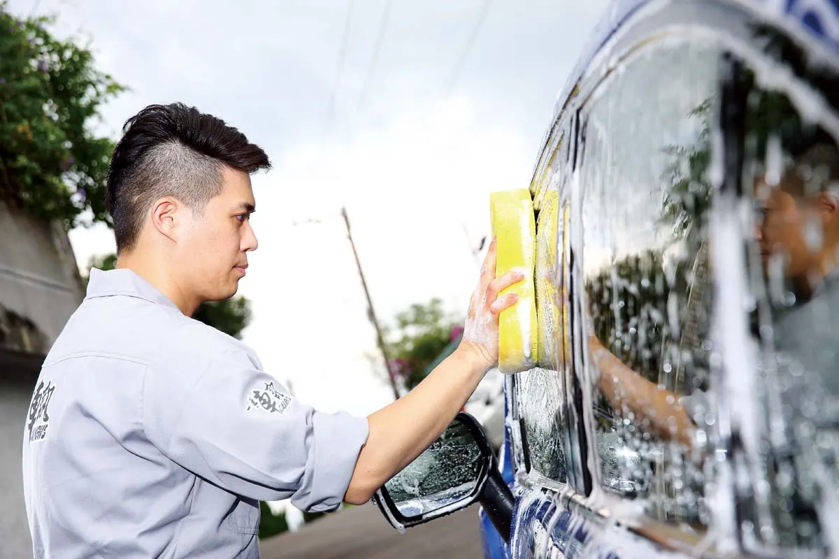 Không nên rửa xe bằng nước rửa chén hoặc xà phòng. Các chất tẩy rửa này có thể chứa các hóa chất mạnh, gây hại cho lớp sơn xe, làm mờ màu sơn, bong tróc và gây ra các vấn đề khác cho xe. Thay vào đó, nên sử dụng các dung dịch rửa xe chuyên dụng để đảm bảo an toàn và hiệu quả.