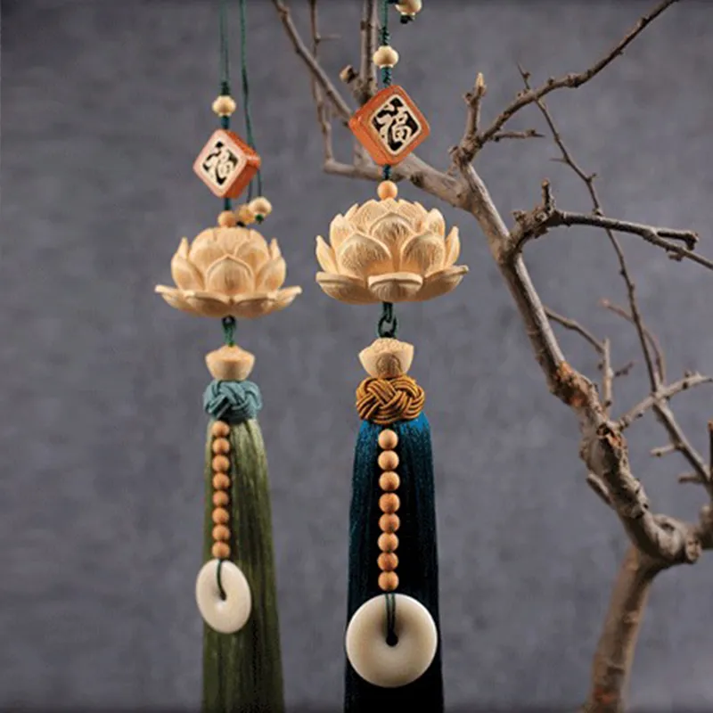 Khánh treo xe ô tô, hay còn gọi là dây treo ô tô may mắn, là một vật phẩm phong thủy và đồ trang trí phổ biến trên các phương tiện. Nó không chỉ mang lại vẻ đẹp thẩm mỹ mà còn có khả năng thu hút may mắn, bình an và tránh được xui xẻo, giúp hành trình của người lái xe thêm suôn sẻ và thuận lợi.