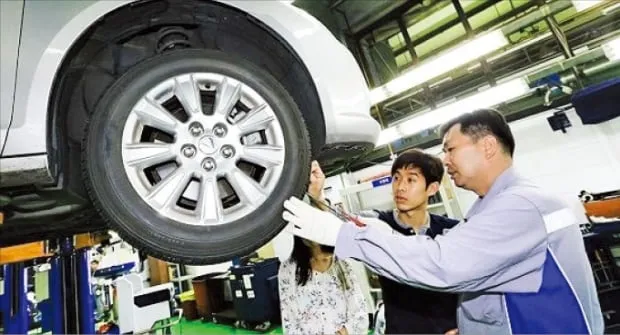 Hơn thế nữa, những lợi ích chính của việc bảo dưỡng xe đúng kỳ hạn như sau: Giúp bạn lái xe an toàn, tự tin hơn. Bạn có thể yên tâm về việc bản thân và người thân khi di chuyển trên đường. Kéo dài tuổi thọ của xe. Giúp bạn tiết kiệm tiền bạc. Chắc chắn sẽ rẻ hơn việc bạn đi sửa chữa xe lớn 1 lần.