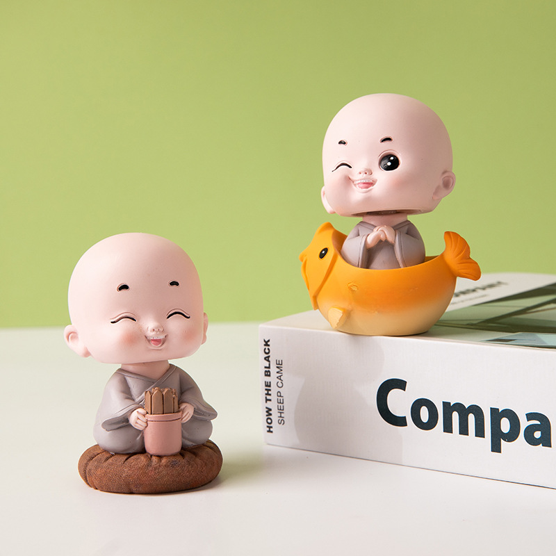 Chú tiểu động đầu trang trí ô tô