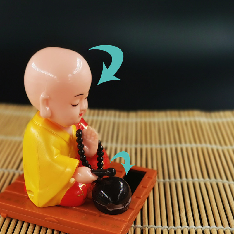 Đồ chơi chú tiểu gõ mõ trang trí xe