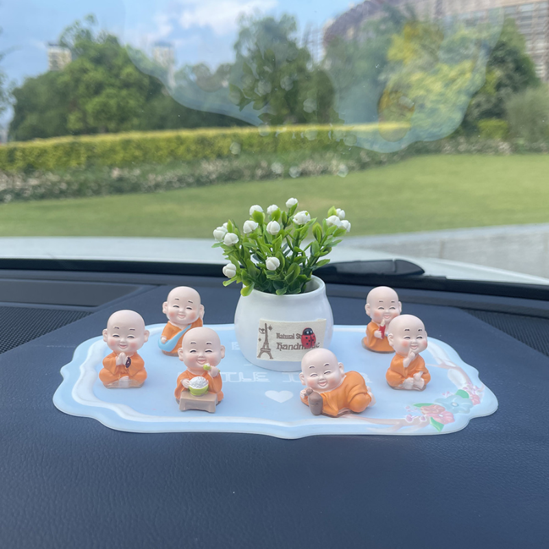 Tượng nhà sư nhỏ dễ thương trang trí ô tô và bàn làm việc 4 Đồ trang trí bàn làm việc chú tiểu ô tô