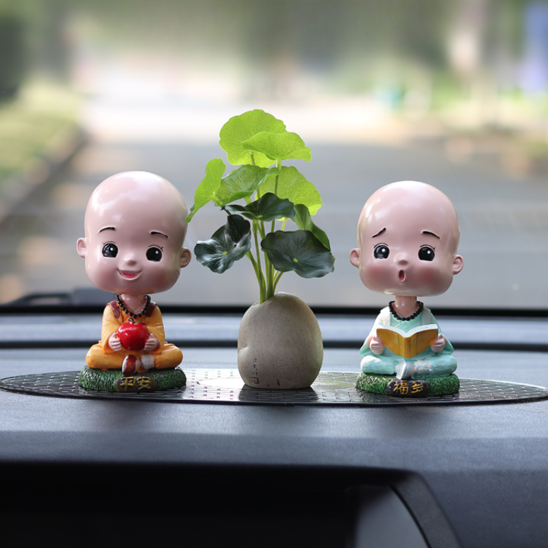Tượng chú tiểu dễ thương trang trí ô tô phong cách Phật giáo 6 Đồ trang trí ô tô phong cách Phật giáo