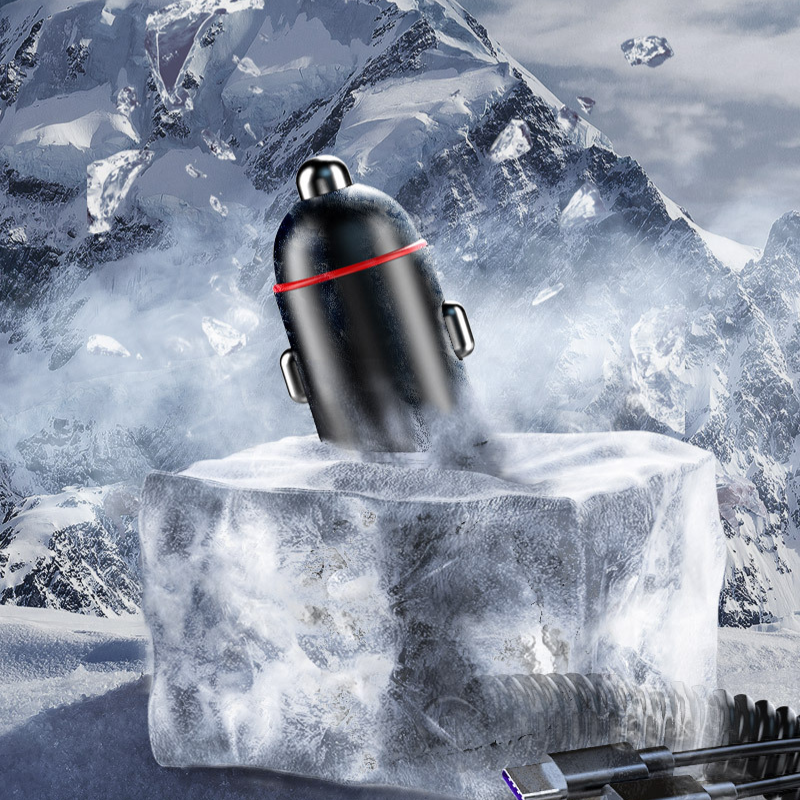 Sạc điện thoại trên ô tô với bộ sạc đa cổng