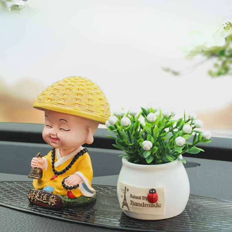 Tượng nhà sư nhỏ dễ thương ô tô