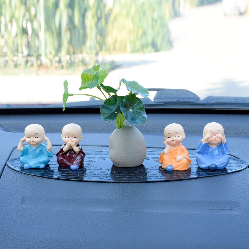 Tượng chú tiểu dễ thương trang trí ô tô phong cách Phật giáo 4 Tượng nhà sư nhỏ dễ thương