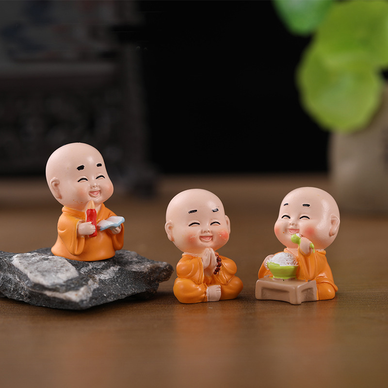 Tượng nhà sư nhỏ dễ thương trang trí ô tô và bàn làm việc 5 Tượng nhà sư nhỏ trang trí xe hơi