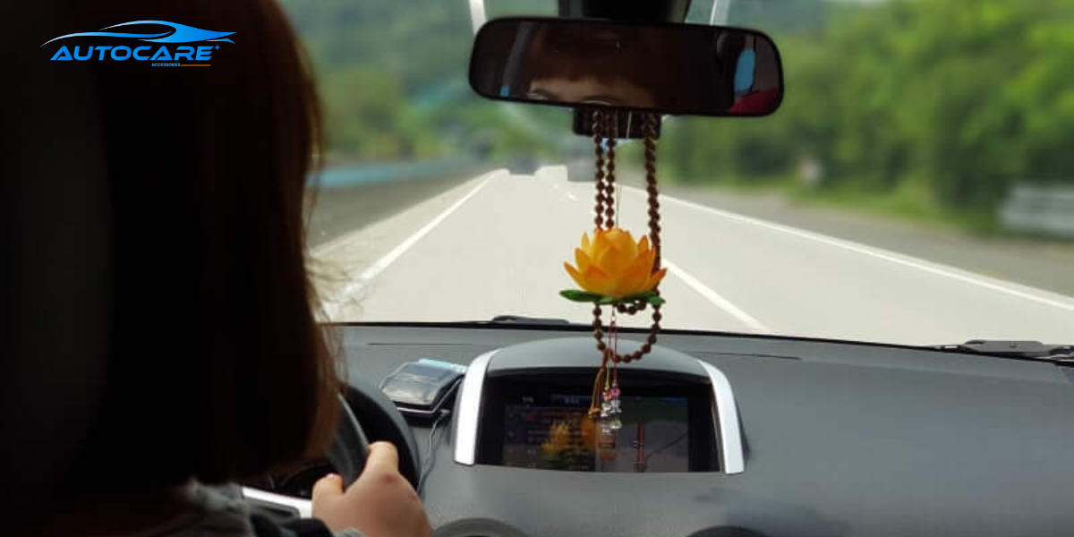 Vị trí treo lý tưởng là gương chiếu hậu trong xe, an toàn và dễ quan sát
