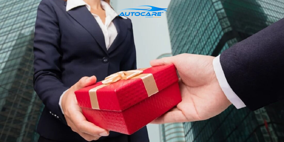 Qua tang khanh treo xe o to hop phong thuy