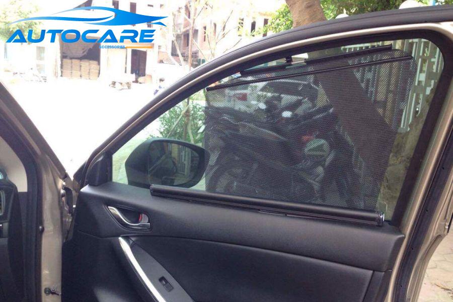 Bạn nên mua rèm che nắng theo xe thay vì rèm lắp chung, vì rèm theo xe vừa vặn, kín đáo, thẩm mỹ và hiệu quả che chắn tốt hơn. Rèm lắp chung có thể bị xê dịch, để hở sáng và không tối ưu hiệu quả chống nắng. 