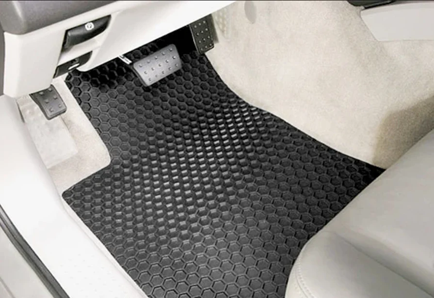 Lót thảm sàn ô tô có làm kẹt chân ga chân phanh không?